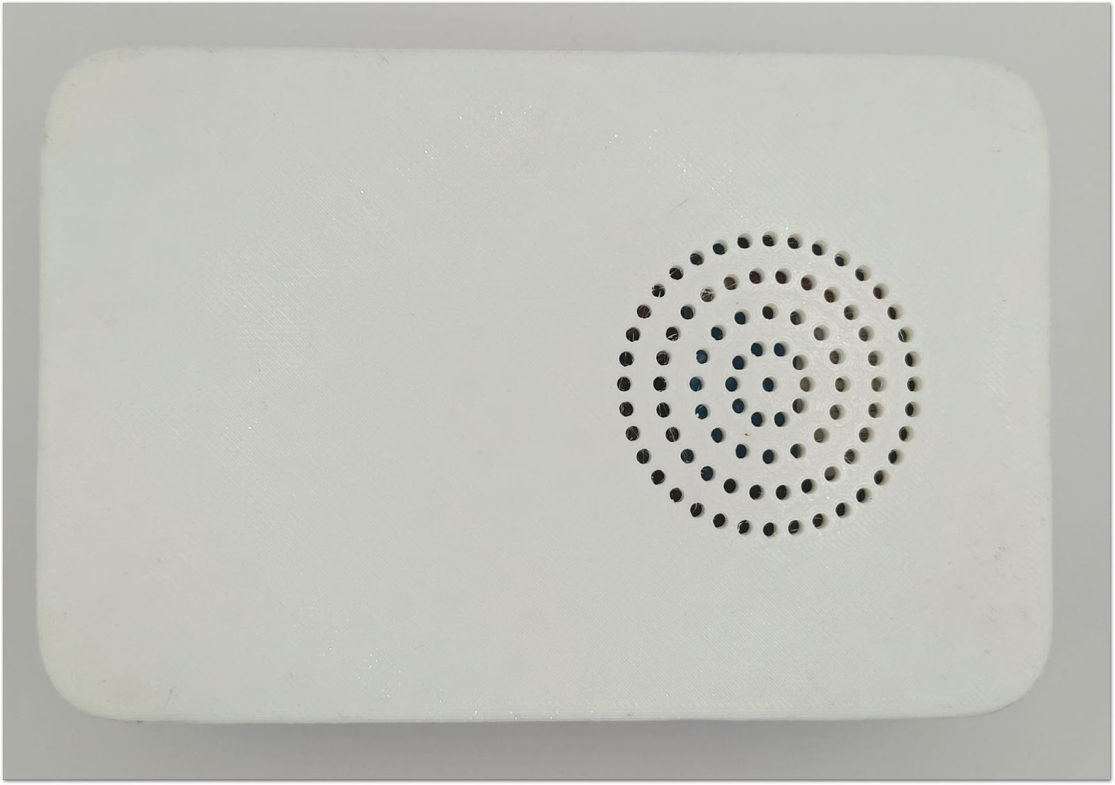 CO₂ outdoor monitoring device with closed case